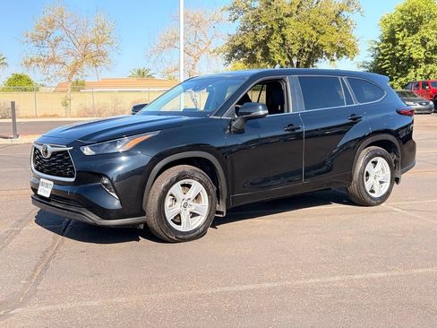 Used 2024 Toyota Highlander LE AWD/4WD image 2