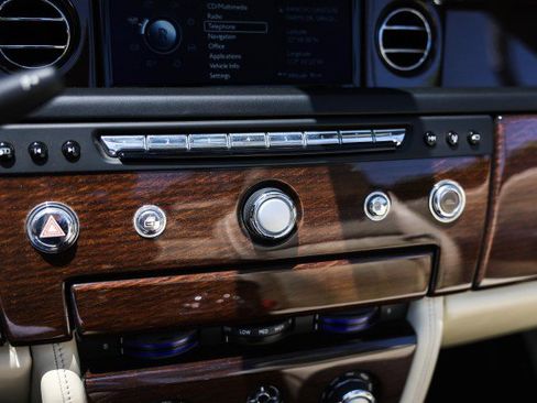 Used 2015 Rolls-Royce Phantom Drophead Coupe image 23