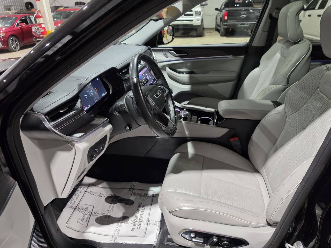 Used 2022 Jeep Grand Cherokee Overland w/ Adv Protech Group III AWD/4WD image 25