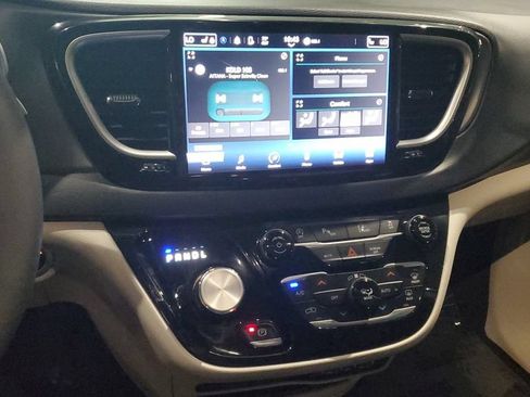 Used 2023 Chrysler Pacifica Touring-L FWD image 24
