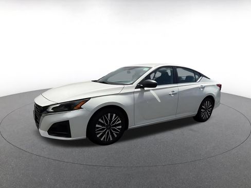 Used 2025 Nissan Altima 2.5 SV FWD image 6