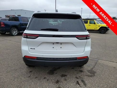 Used 2025 Jeep Grand Cherokee Altitude image 4