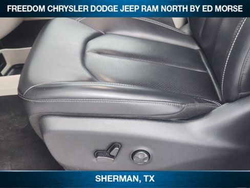 Used 2023 Chrysler Pacifica Touring-L FWD image 17