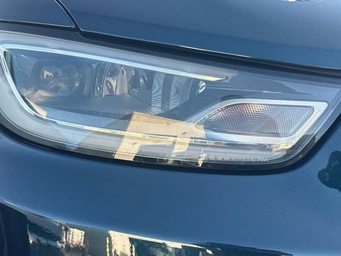 Used 2023 Chrysler Pacifica Touring-L w/ S Appearance Package FWD image 9