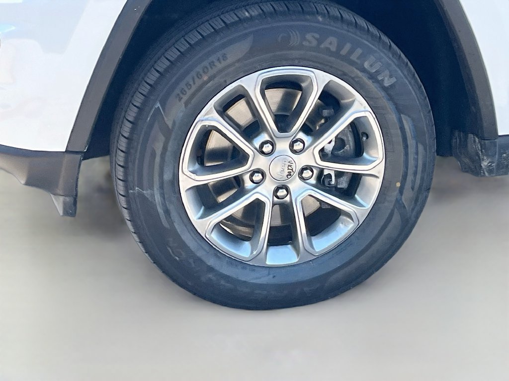 Used 2022 Jeep Grand Cherokee Laredo E AWD/4WD image 30
