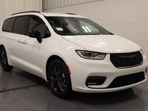New 2026 Chrysler Pacifica Select w/ S Appearance Package FWD image 2