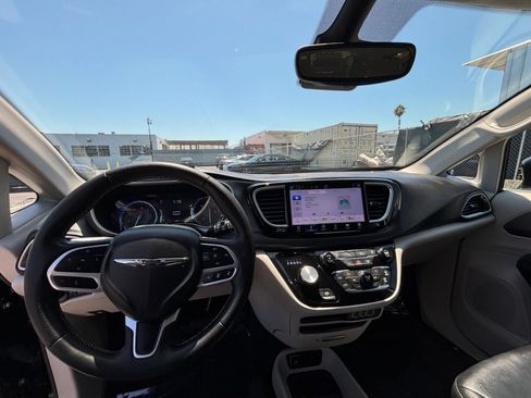 Used 2024 Chrysler Pacifica Touring-L FWD image 35