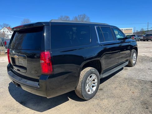 Used 2017 Chevrolet Suburban LT image 8