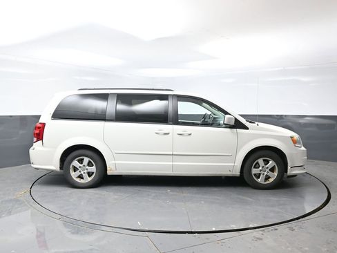 Used 2013 Dodge Grand Caravan SXT image 2