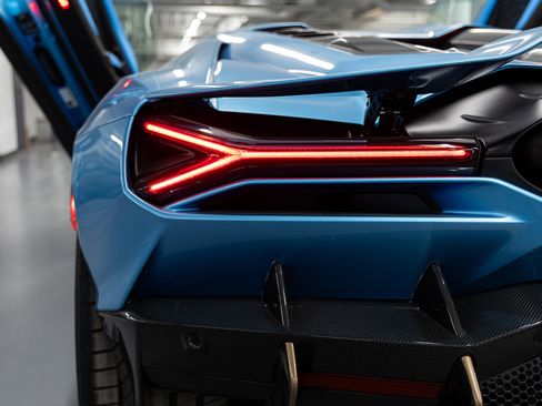 Used 2025 Lamborghini Revuelto image 31