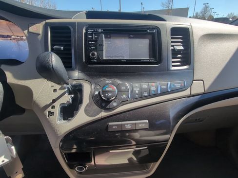 Used 2013 Toyota Sienna LE w/ Towing Pkg AWD/4WD image 20