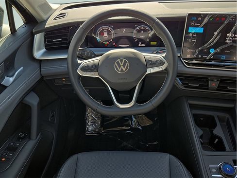 New 2026 Volkswagen Tiguan SE image 14