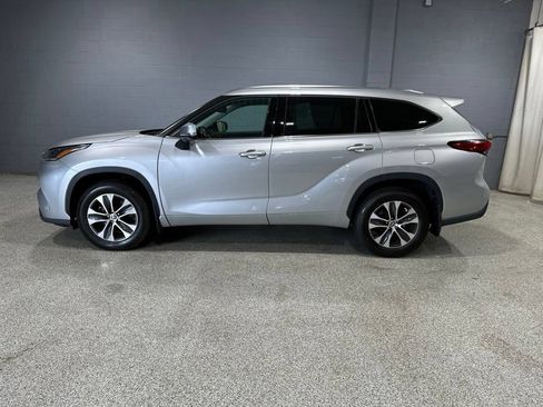 Used 2021 Toyota Highlander XLE AWD/4WD image 5