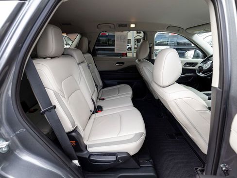 Used 2023 Nissan Pathfinder SL AWD/4WD image 30