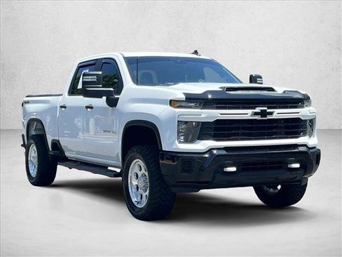 Used 2025 Chevrolet Silverado 2500 Custom AWD/4WD image 3