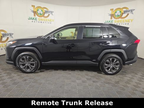 Used 2022 Toyota RAV4 XLE Premium AWD/4WD image 6