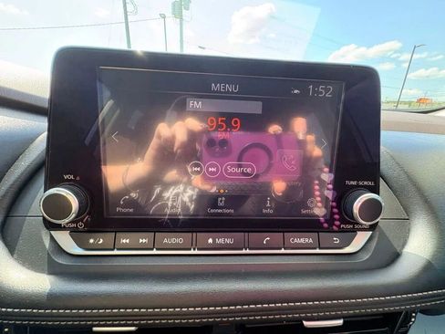 Used 2022 Nissan Rogue SV FWD image 9