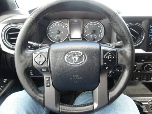 Used 2016 Toyota Tacoma TRD Off-Road w/ Premium & Technology Package AWD/4WD image 15