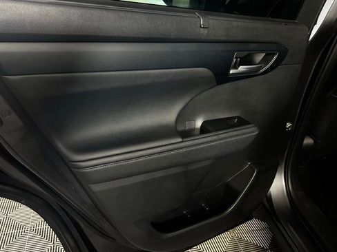 Used 2024 Toyota Highlander XLE image 25