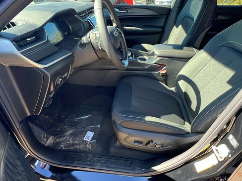 New 2025 Jeep Grand Cherokee Laredo image 16