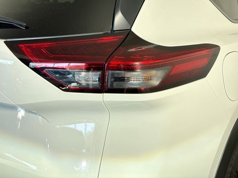 Used 2022 Nissan Rogue S FWD image 34
