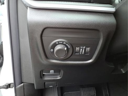 New 2026 Jeep Grand Cherokee Laredo w/ Trailer Tow Package AWD/4WD image 15