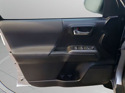 Used 2021 Toyota Tacoma TRD Sport w/ Technology Package image 26