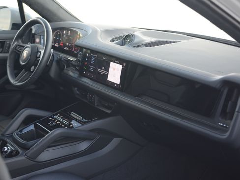 Certified 2026 Porsche Cayenne GTS AWD/4WD image 27
