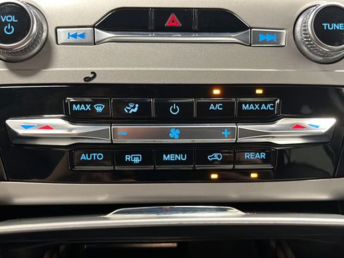 Used 2023 Ford Explorer XLT w/ Equipment Group 202A AWD/4WD image 18