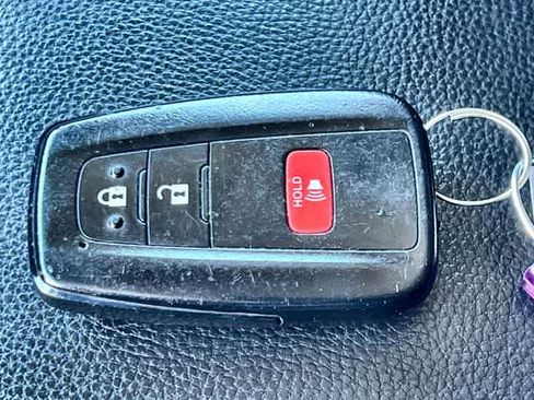 Used 2020 Toyota RAV4 XLE image 21