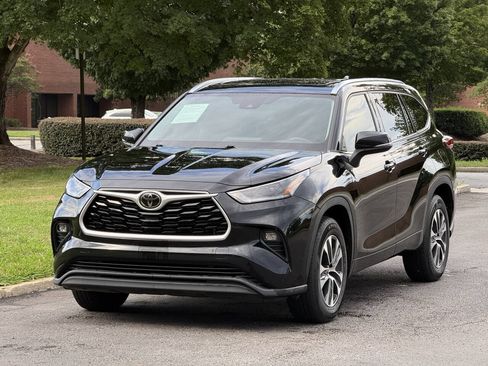 Used 2021 Toyota Highlander XLE FWD image 2