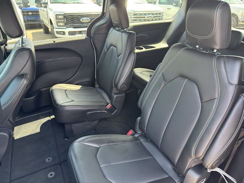 Used 2025 Chrysler Voyager LX FWD image 9