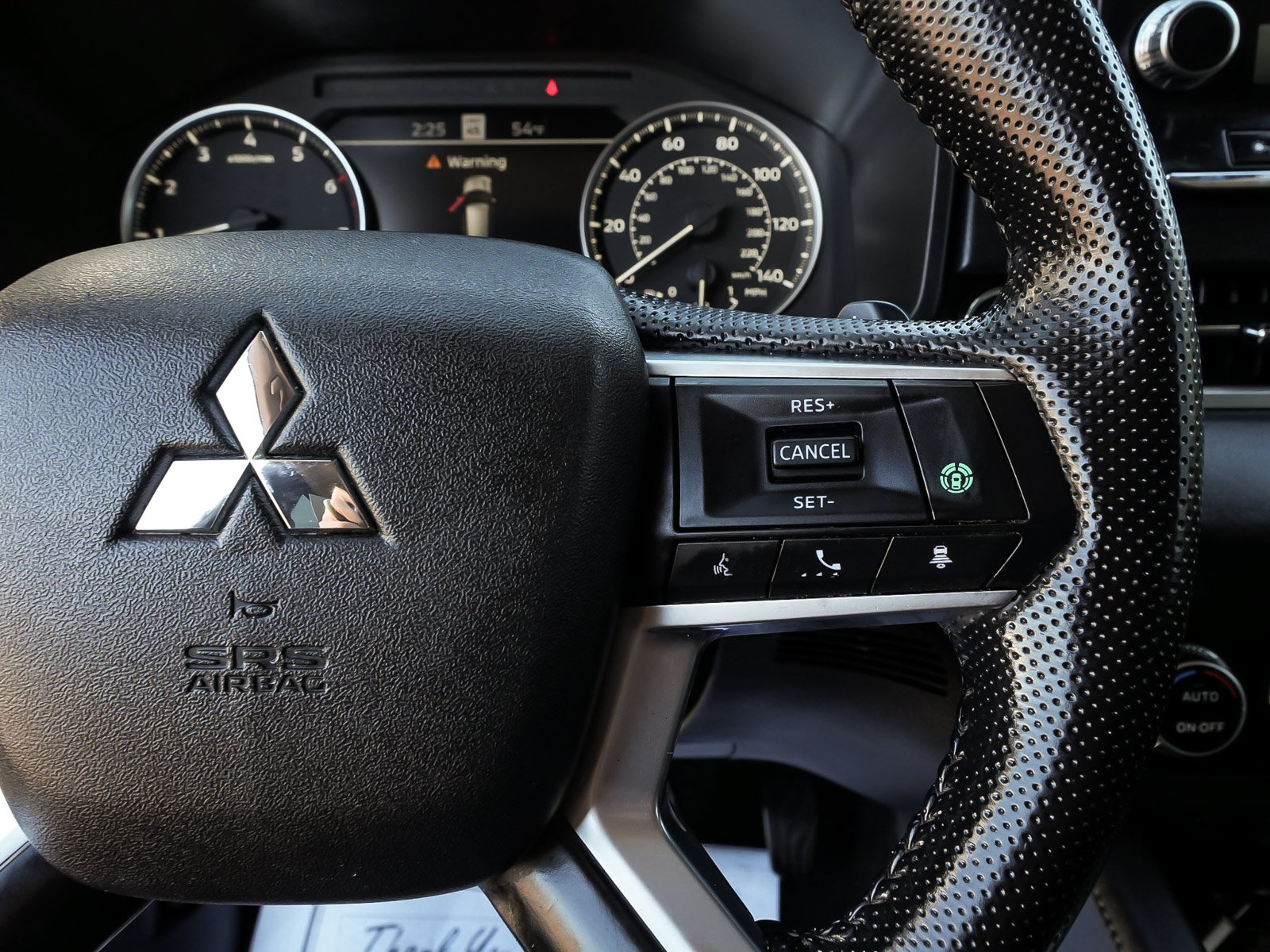 Used 2024 Mitsubishi Outlander SE AWD/4WD image 17