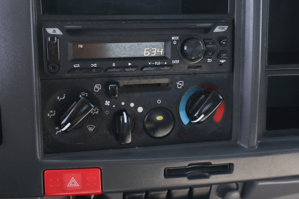 Used 2021 Isuzu NPR RWD image 23