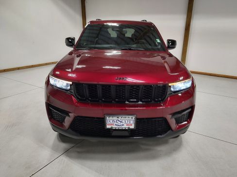 Used 2023 Jeep Grand Cherokee Altitude image 3