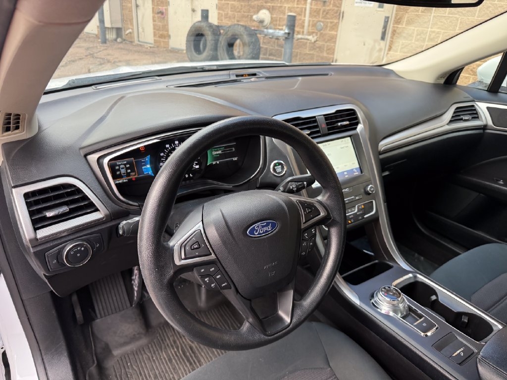Used 2020 Ford Fusion SE FWD image 12