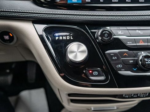 Used 2024 Chrysler Pacifica Select image 29
