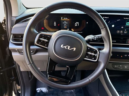 Used 2025 Kia Carnival FWD image 11