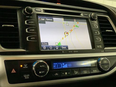 Used 2018 Toyota Highlander XLE AWD/4WD image 18