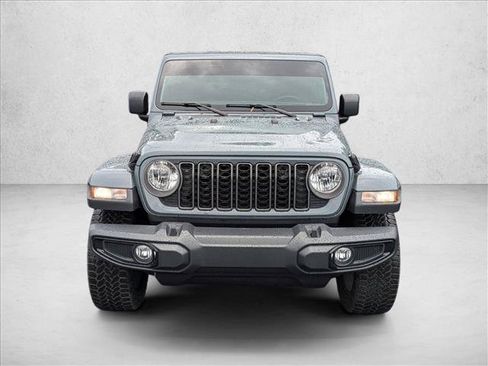 Used 2024 Jeep Gladiator Sport AWD/4WD image 3