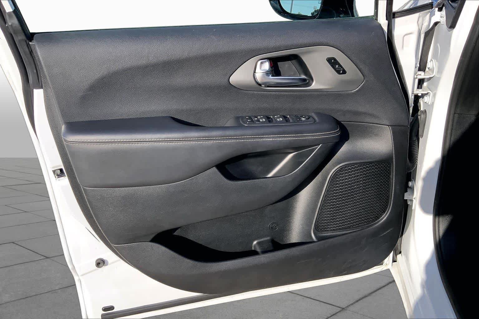 Used 2025 Chrysler Pacifica Select FWD image 21