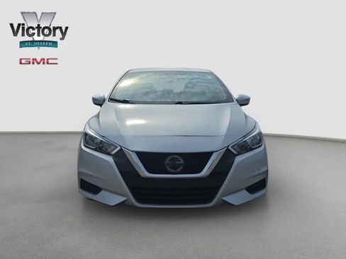 Used 2020 Nissan Versa SV image 2