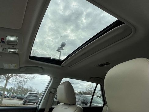 Used 2018 Subaru Outback 3.6R Limited image 16