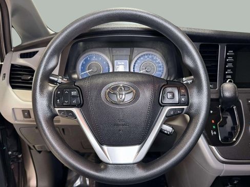 Used 2020 Toyota Sienna L image 19