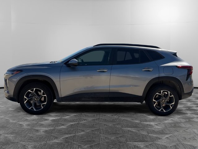Used 2025 Chevrolet Trax LT FWD image 2