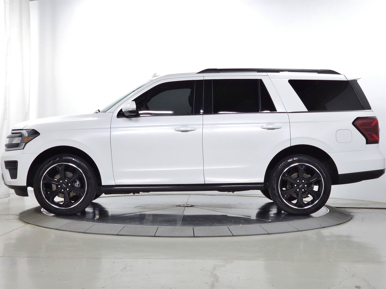 Used 2024 Ford Expedition Limited AWD/4WD image 5