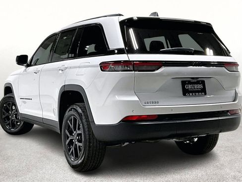 New 2025 Jeep Grand Cherokee Altitude image 5