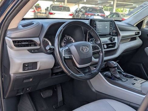 Used 2022 Toyota Highlander LE FWD image 4