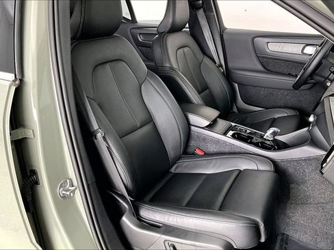 Certified 2025 Volvo XC40 B5 Plus AWD/4WD image 8