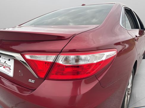 Used 2016 Toyota Camry SE w/ Moonroof Package image 9